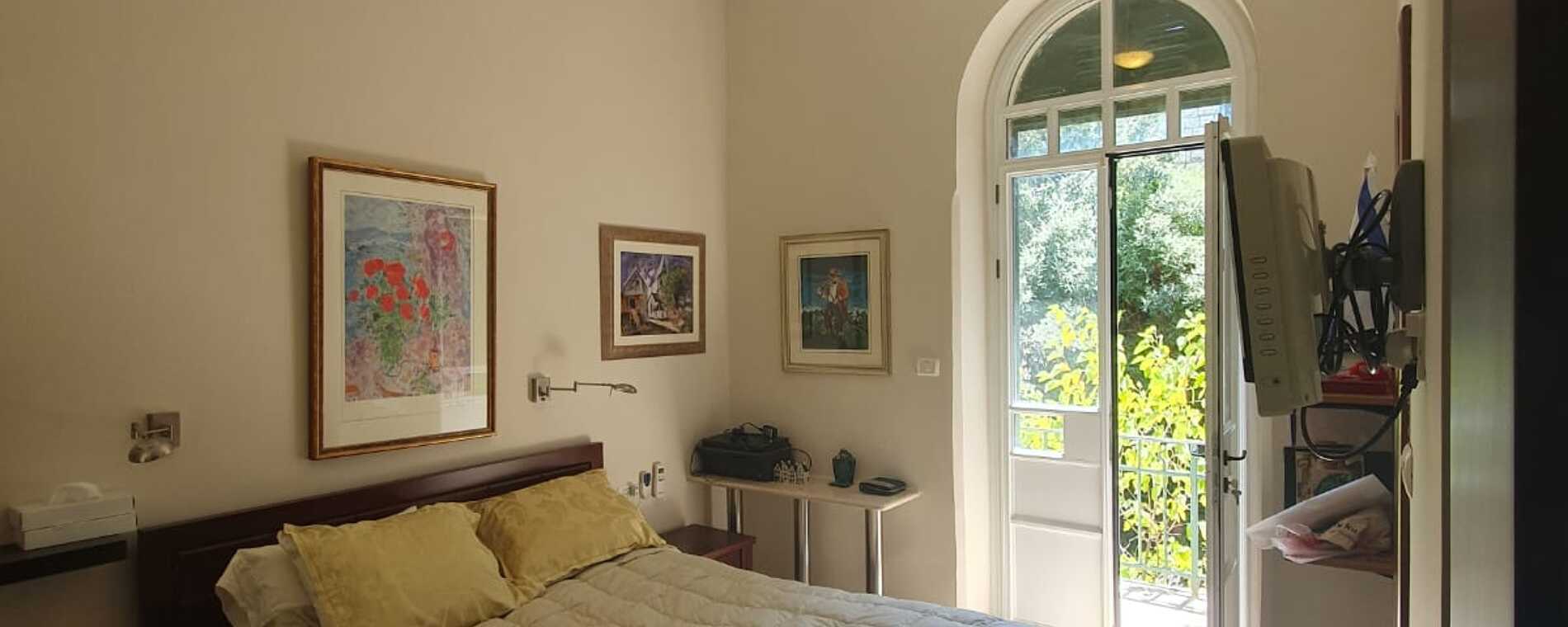 assets/images/properties/ER33 Main Floor Room2 Pic1 (CapitIL) (2).jpg